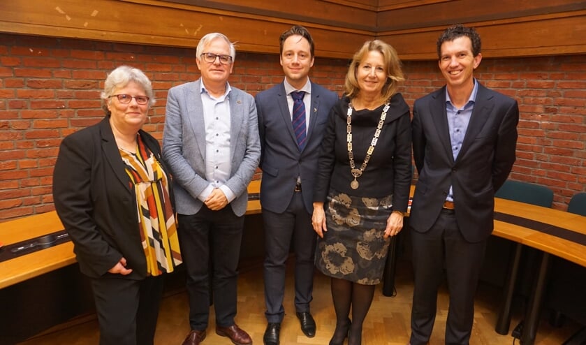 Het vernieuwde college heeft flinke uitdagingen aan te gaan in 2020. Vlnr wethouders Monique Lamers, Marcel Cramwinckel en Paul de Bruijn, burgemeester Bouvy-Koene en gemeentesecretaris Andreas de Graaf. Foto: VSK