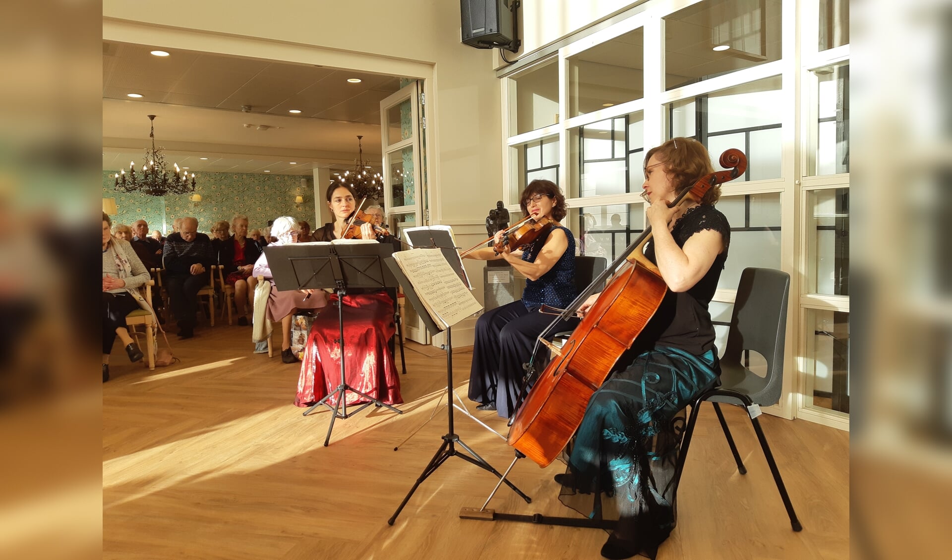 The Hague String Trio in een druk bezocht woonzorgcentrum Adegeest. Foto: De Toonzetter