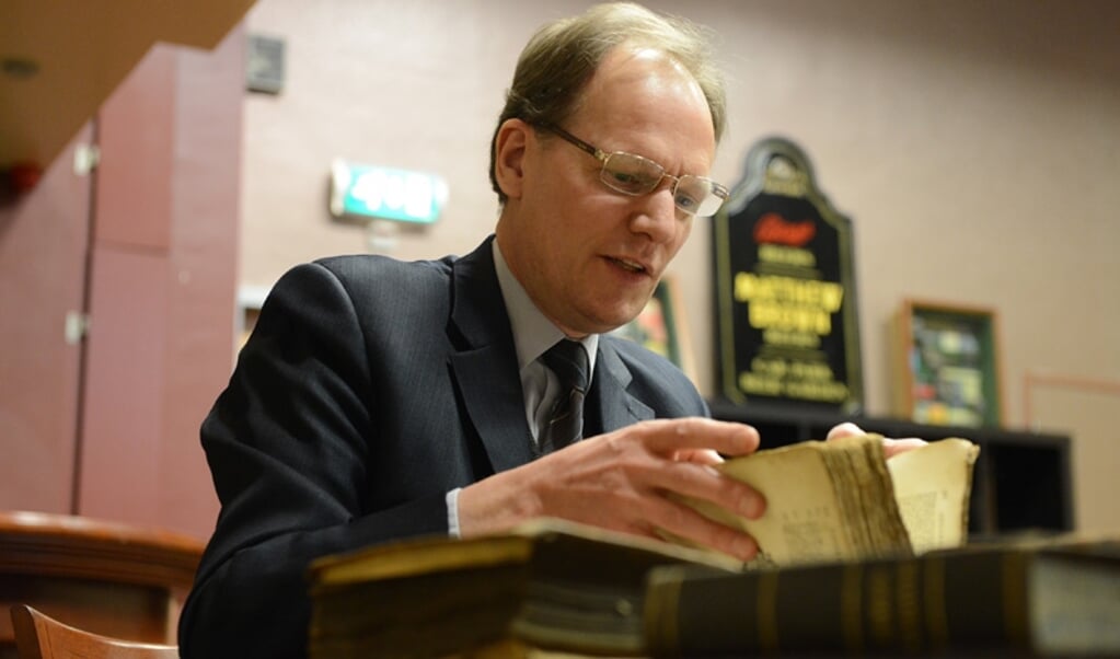 Arie Molendijk taxeert antieke boeken en prenten. Op 4 februari is hij in Het Wapen van Voorschoten. Foto: Ed van Alem