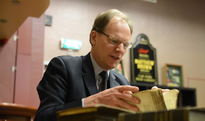 Arie Molendijk taxeert antieke boeken en prenten. Op 4 februari is hij in Het Wapen van Voorschoten. Foto: Ed van Alem