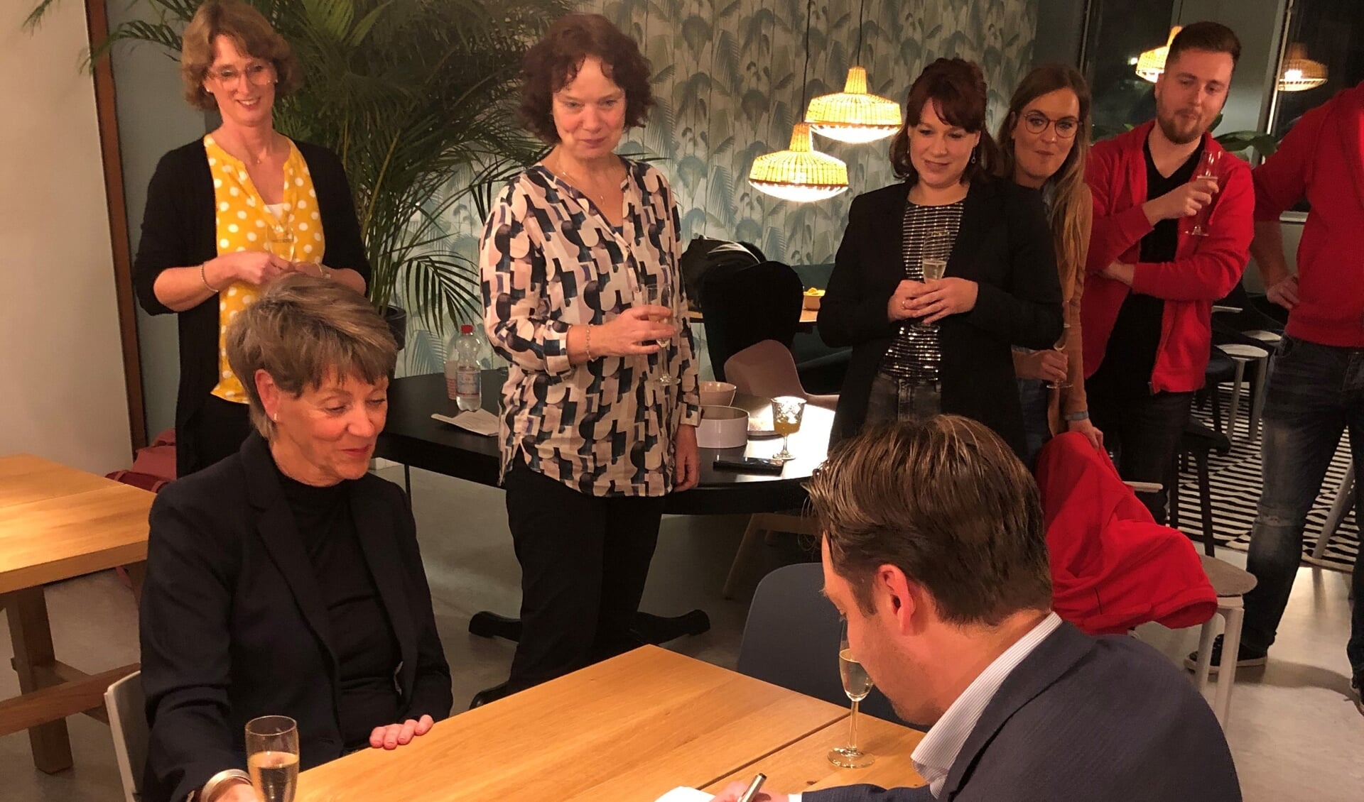 Wethouder Paul de Bruijn (Welzijn) en Ria van Vliet (directeur Voorschoten Voor Elkaar) tekenen samenwerkingsovereenkomst. Foto: gemeente Voorschoten