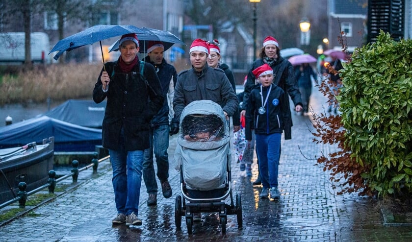 De regen hield de deelnemers aan de Rendierenloop niet tegen. En er werd een mooi bedrag opgehaald voor de atletiekbaan. Het einddoel is nog niet in zicht dus alle hulp is welkom. Foto: Rendierenloop