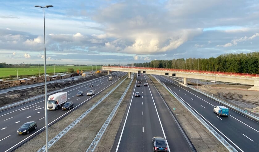<p>Zicht vanaf de noordelijke fly-over zuid, links de nieuwe A4 richting Amsterdam, rechts oude A4 </p>