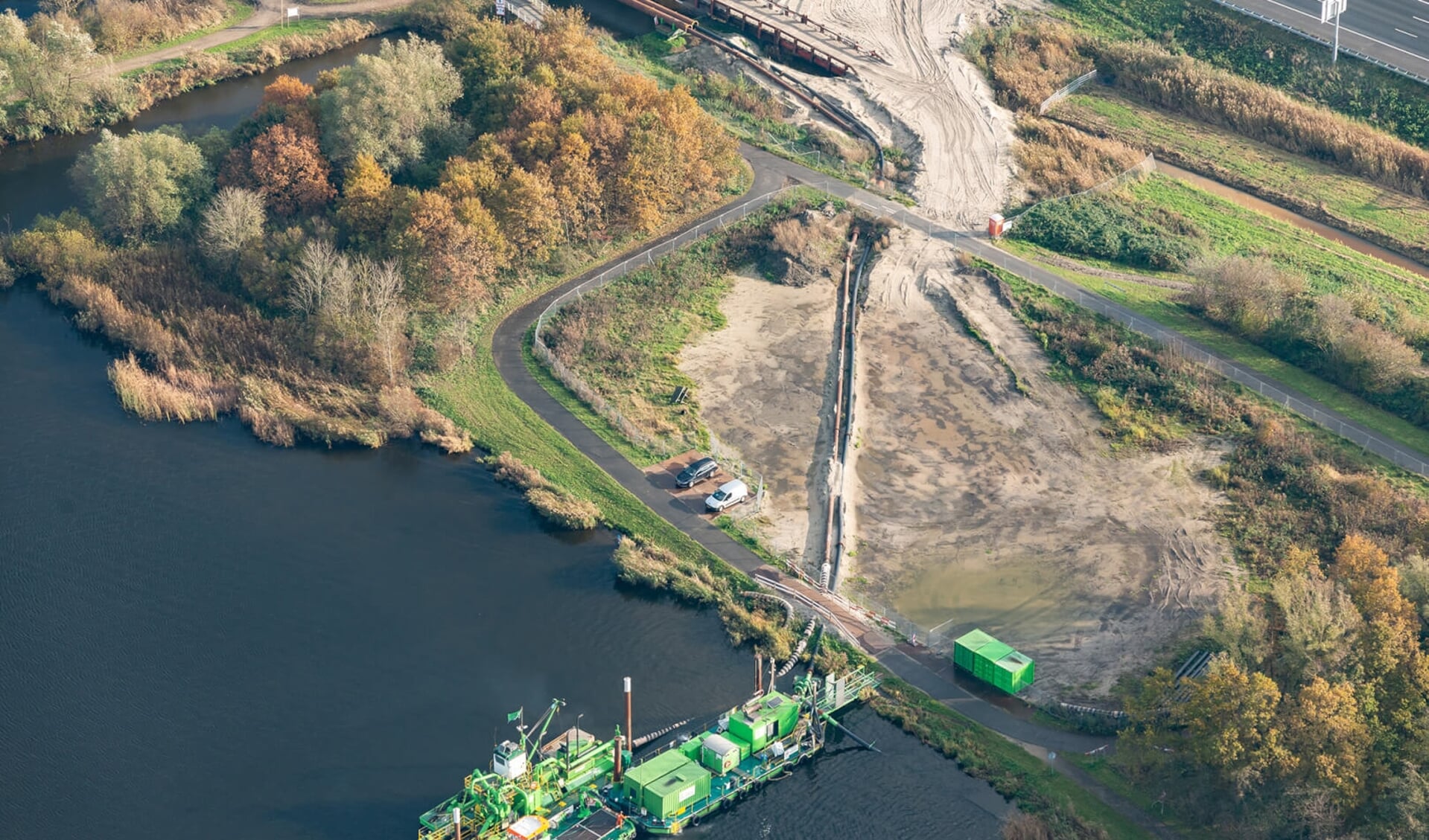 De afgegraven boorgrond wordt via pijpleidingen afgevoerd naar de Vlietland plas. Dat scheelt dagelijks veel vrachtwagens. 