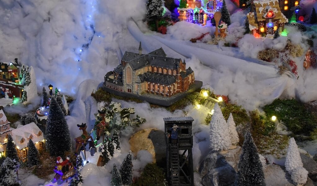 De Pieterskerk staat centraal in het kerstdorp van Intratuin. Foto: Emile van Aelst  