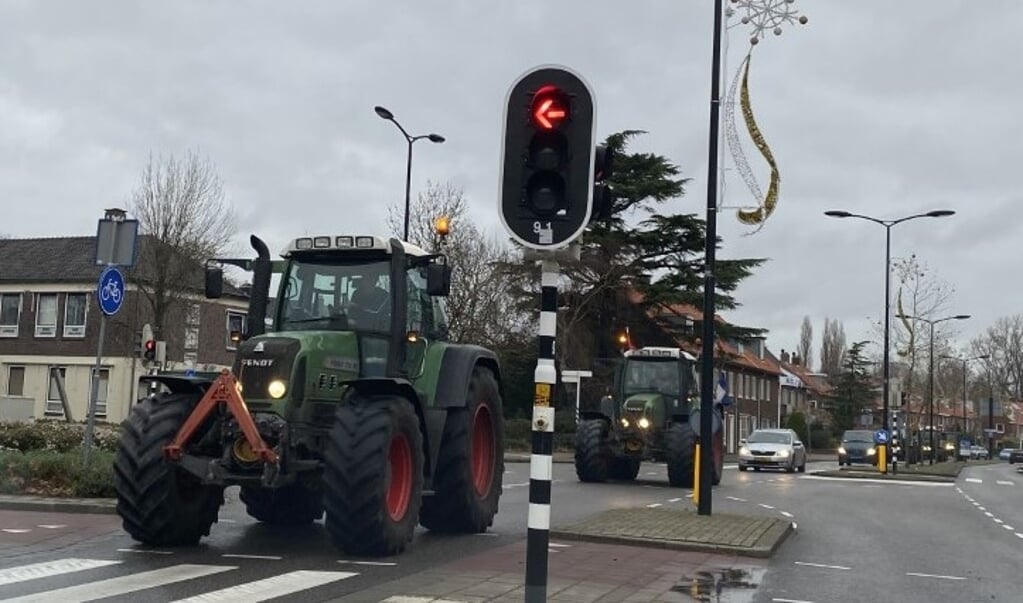 Het verkeer in Voorschoten liep dinsdag vast door de trekkers. Boer Peter van Vliet legt uit waarom. Foto: VSK