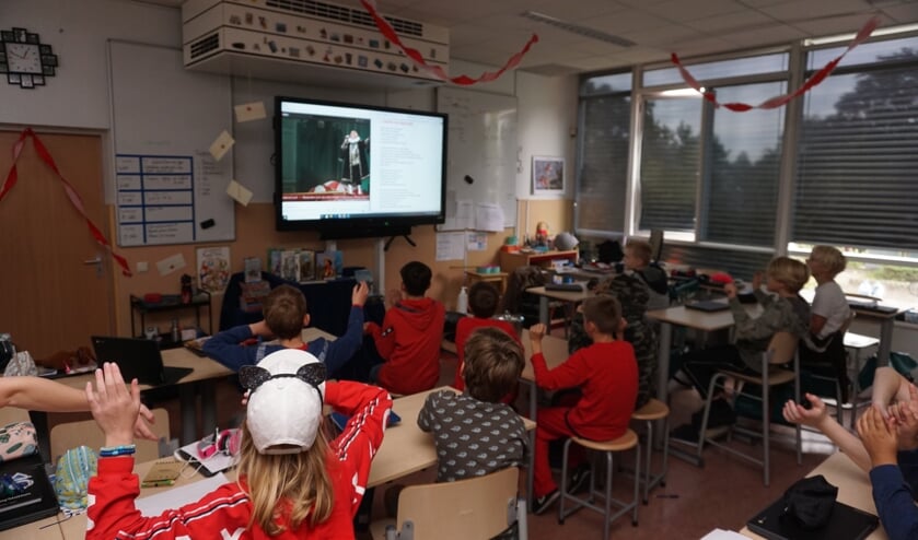 <p>Digitaal meezingen met het minikoraal vanuit de klas. De Fortgensschool deed uitbundig mee! </p>