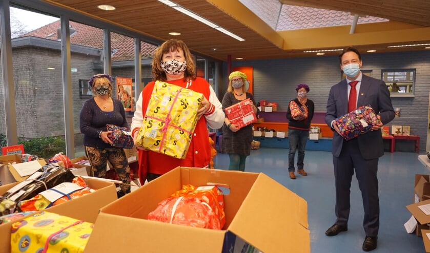 <p>Sandra en de medewerkers van Sintvoorieder1 kregen hulp van wethouder De Bruijn. Foto: VSK</p>