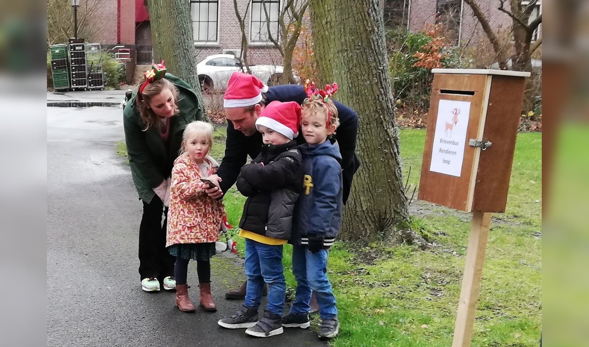 Uitgedost met rode kerstmutsen of een diadeem met het gewei van een rendier zorgden de deelnemers voor een vrolijk tintje in deze donkere tijd. Foto: Rendierenloop.nl