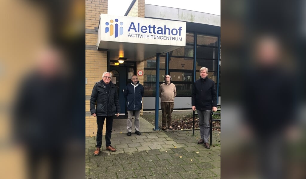 Activiteitencentrum Alettahof: van links naar rechts: wethouder Marcel Cramwinckel, het bestuur: de heer S. Spann, de heer W. Koster, de heer B. van der Ploeg. 