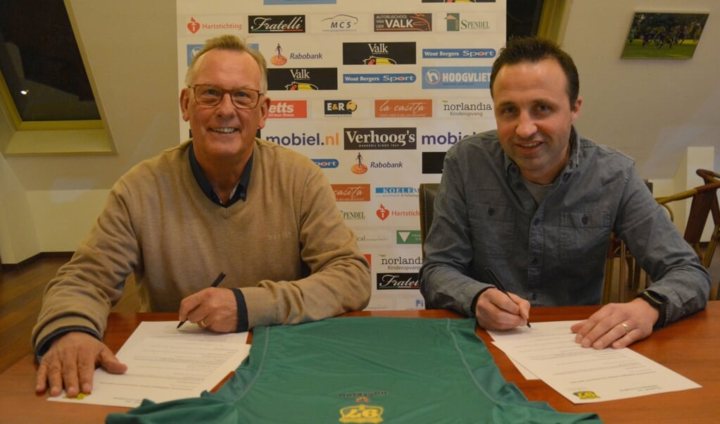Links Hans Toor (sponsorcommissie Voorschoten'97) en sponsor Mathieu Hilgersom (Hilgersom Tekstproducties) zetten hun handtekening onder een zesjarig contract. Foto: V'97 atletiek