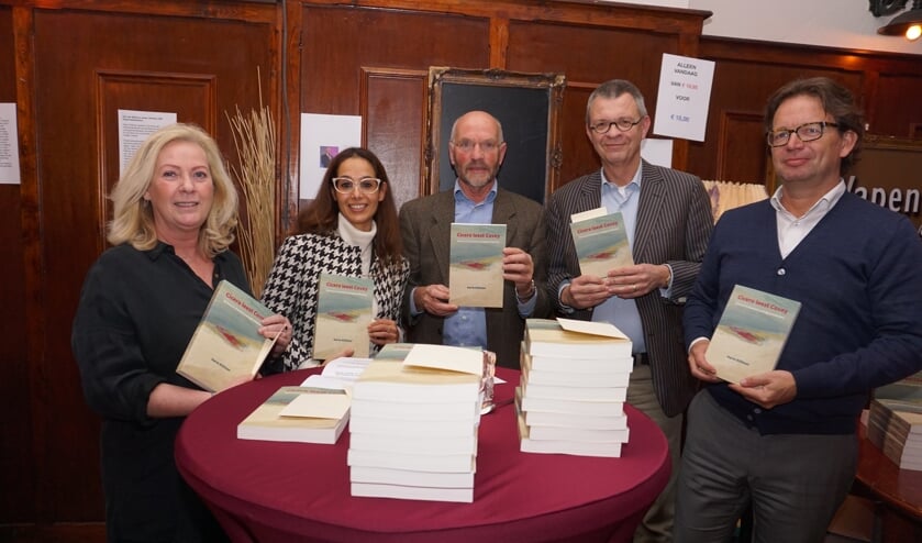 Schrijver Harm Klifman (midden) met zijn laatste boek Cicero leest Covey. Het boek staat op de longlist van managementboeken. Foto: VSK