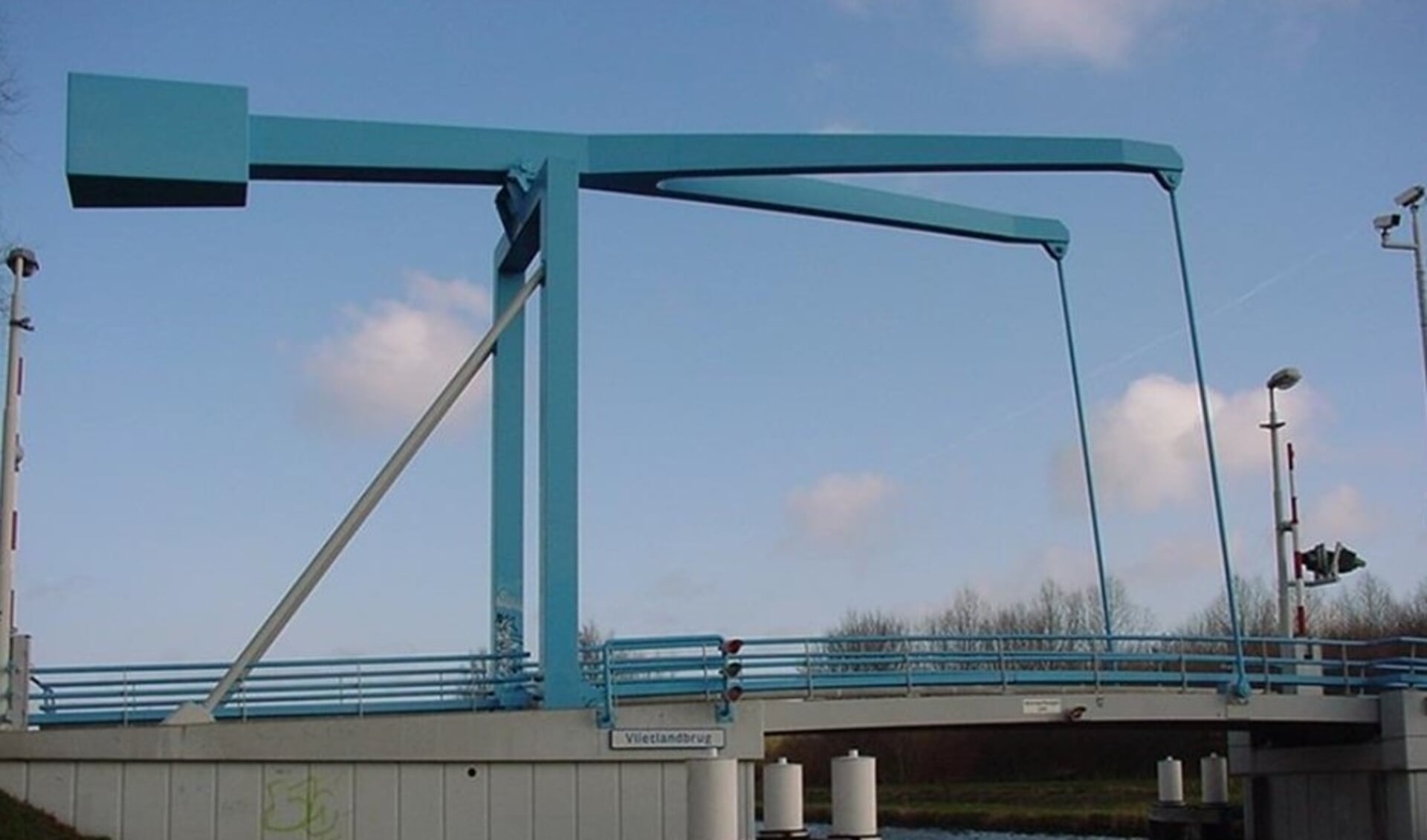 De Vlietlandbrug heeft als bijnaam 'De blauwe brug', omdat de brug vroeger een blauwe kleur had. Dit is een impressie van hoe de brug er weer uit komt te zien. Foto: Rijnland