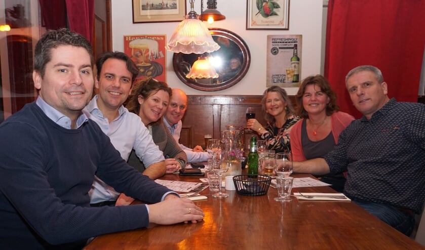 Proosten op de 'oude' Koningin, traditioneel het begin van het 'oranjejaar' voor het bestuur van de Oranjevereniging Voorschoten. Vlnr: René van Delft, Bob Sentrop, Esmee van Herk, Jos van Wersch, daar tegenover Hetty de Weerd, Elsbeth Bokma en Hans van Beveren.