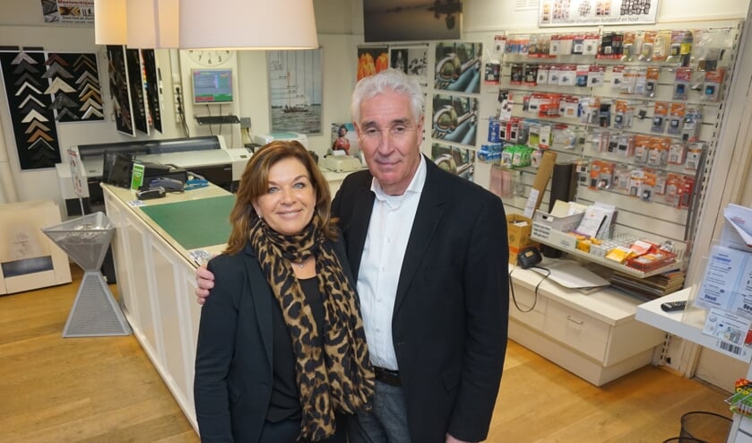 Hans van den Boogaardt sluit de deuren van zijn winkel. Hij gaat, samen met zijn vrouw Elly, genieten van het pensioen. Foto: VSK