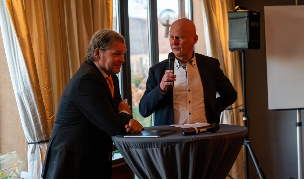 OVV-voorzitter Frank ten Have (r) informeert bij Marcus van der Valk naar diens plannen voor De Gouden Leeuw tijdens het bedrijfsbezoek van de ondernemersvereniging op 7 februari (Foto: Jasper Suijten)