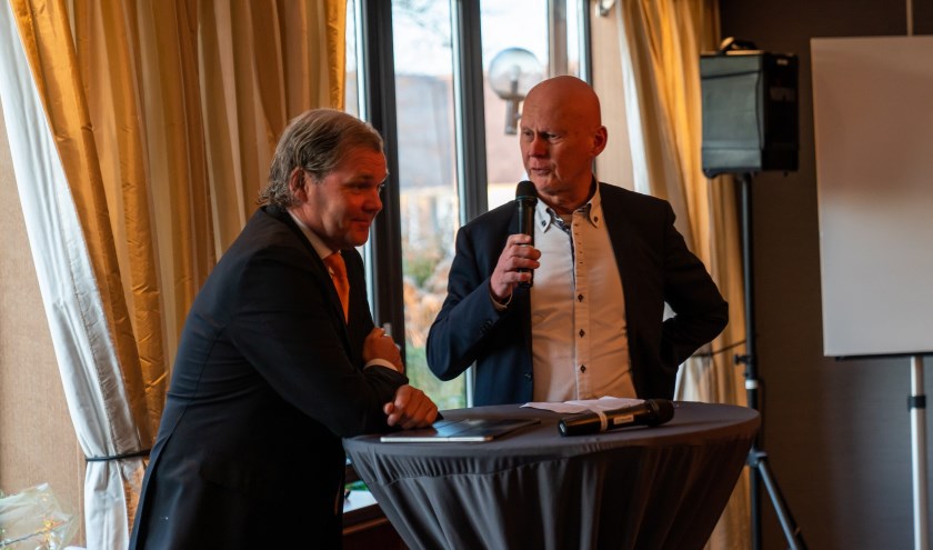 OVV-voorzitter Frank ten Have (r) informeert bij Marcus van der Valk naar diens plannen voor De Gouden Leeuw tijdens het bedrijfsbezoek van de ondernemersvereniging op 7 februari (Foto: Jasper Suijten)