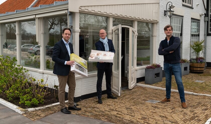 Locoburgemeester Paul de Bruijn(l) en OVV-voorzitter Frank ten Have (m) haalden donderdag 19 maart voor de eerste keer een maaltijd af bij Francis Borsje van Restaurant Allemansgeest (Foto Jasper Suijten)