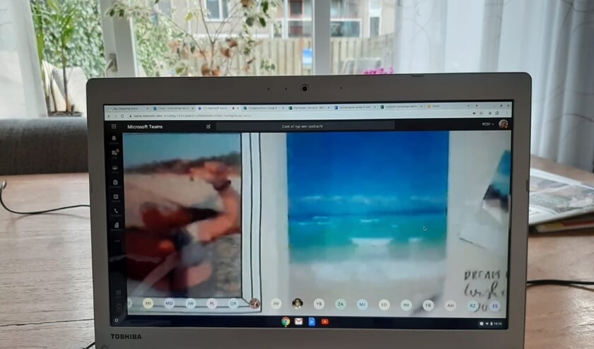 Niet voor de klas maar thuis achter de computer. Lesgeven is voor Juf Conny heel anders geworden. Foto: PR