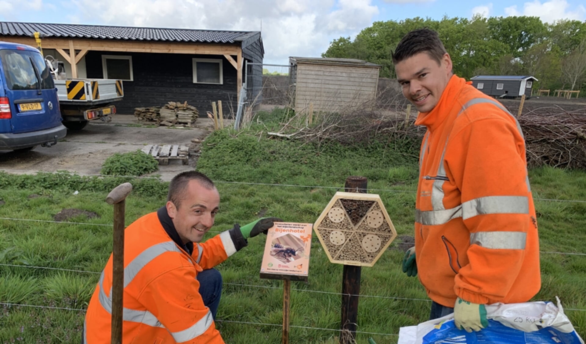 De natuurspeeltuin kreeg van 'Voorschoten voor de bijen' een nieuw bijenhotel. Foto: Voorschoten voor de bijen. 