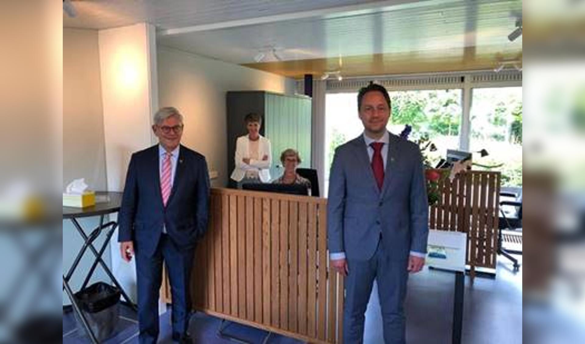 Burgemeester Aptroot en wethouder Paul de Bruin in het nieuwe pand van Voorschoten Voor Elkaar
