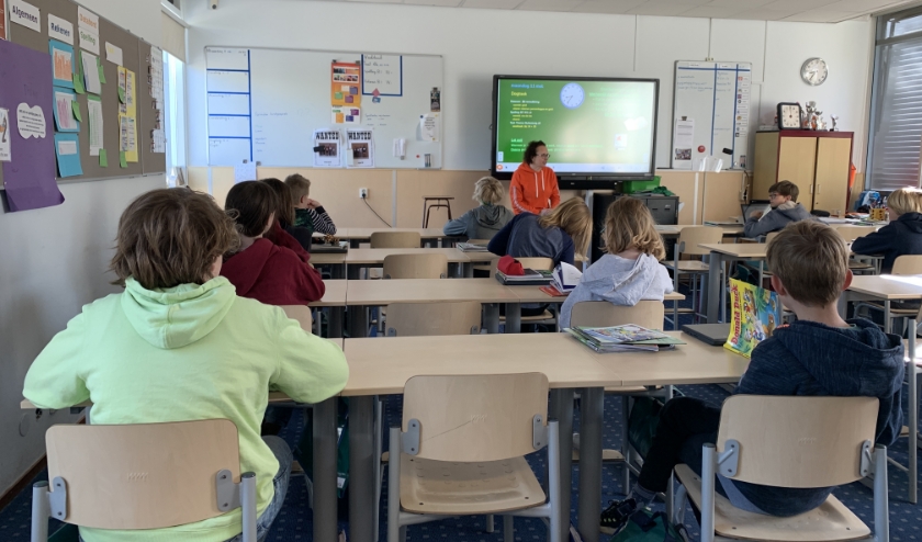 De helft van de leerlingen van de Fortgensschool mocht vanmorgen weer de klas in. Foto: Ria van Duijn