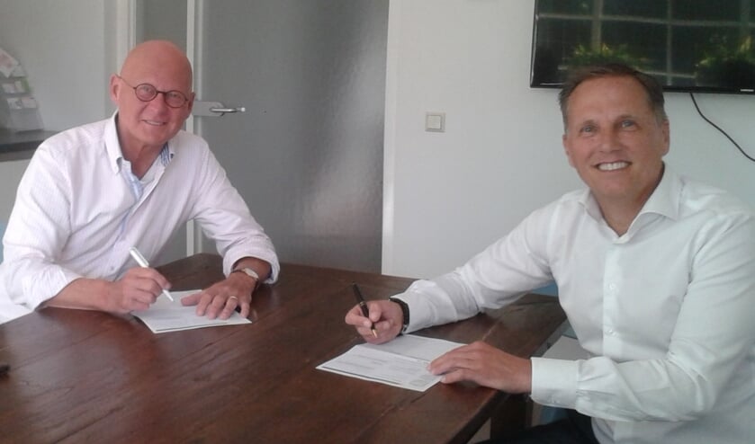 Frank ten Have (l) draagt de voorzittershamer over aan Fred Snelderwaard.