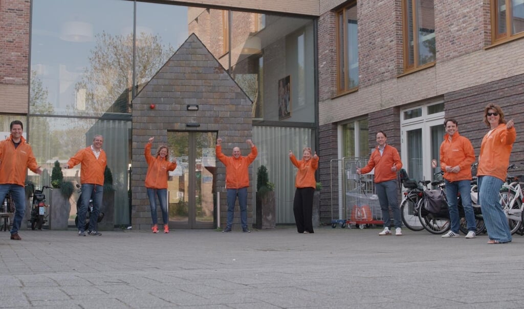 Oranjevereniging met Loco-burgemeester Paul de Bruijn. Foto:  Vincent Snoeker, Studio Gradi