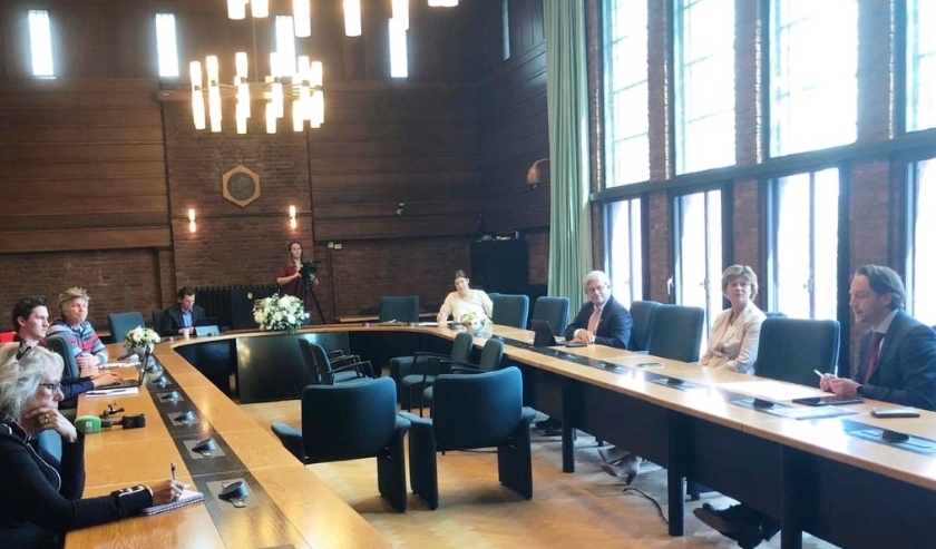 Vanwege de anderhalve meter afstand werd de persconferentie in de raadzaal van het gemeentehuis gehouden. Foto: VSK