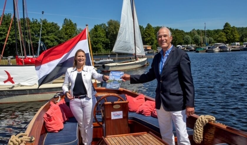 Gedeputeerde Jeannette Baljeu krijgt van de voorzitter van het Ondernemersplatform Hollandse Plassen, Bart Carpentier Alting, de eerste brochure. Foto: Charles Groeneveld
