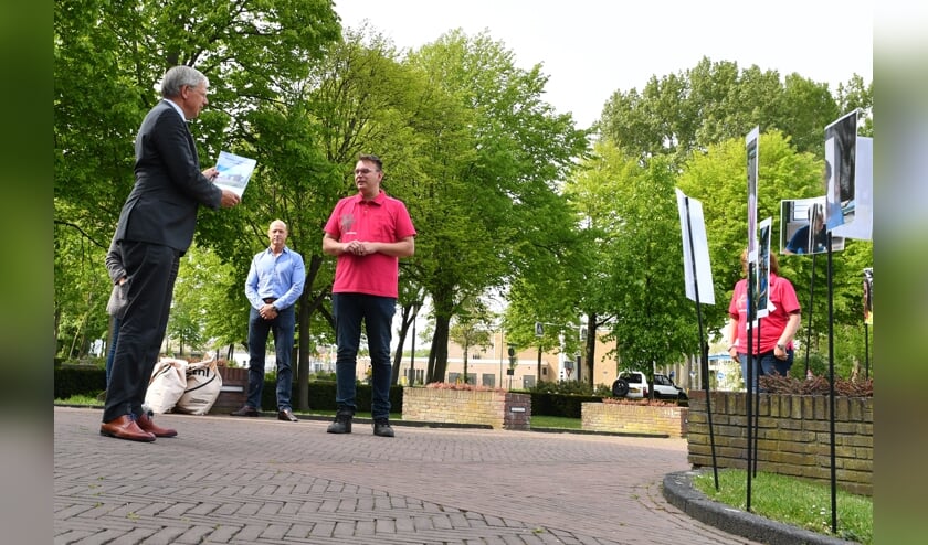 Burgemeester Visser van Katwijk neemt de handtekeningen en brieven in ontvangst. Foto's: René Zoetemelk