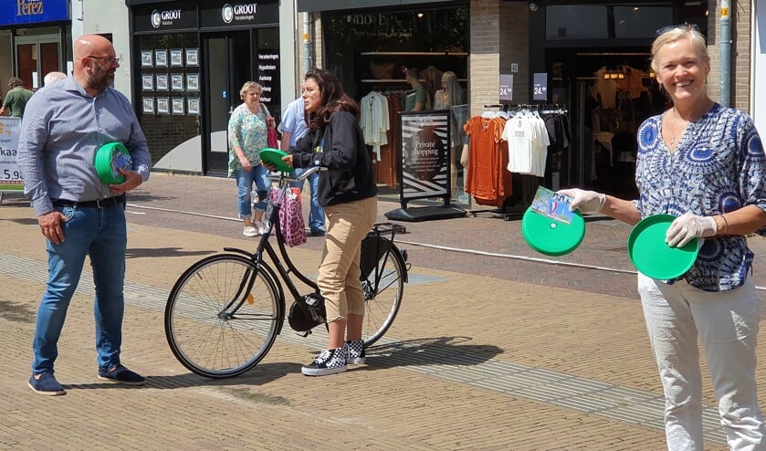 CDA'ers deelden afgelopen weekend frisbees uit, een ludiek cadeau voor alle vaders. Foto: CDA Voorschoten