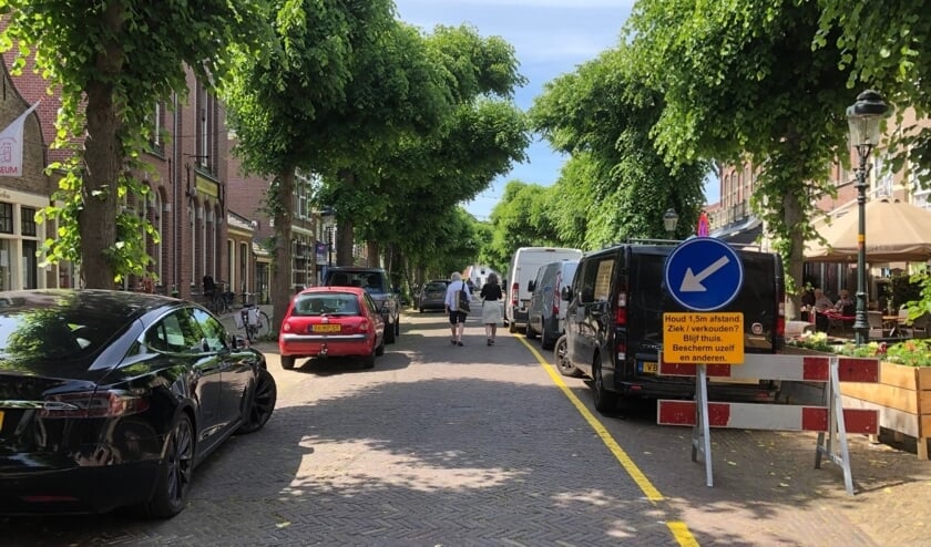 Parkeren aan beide kanten van de Voorstraat, het mag niet maar gebeurt wel. Foto: VSK