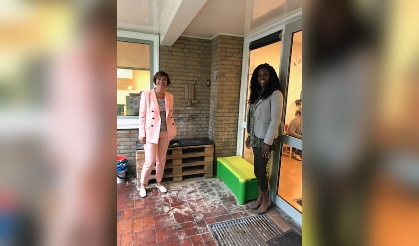 Wethouder Erika Spil en Nancy Burleson, regiomanager bij Norlandia kinderopvang