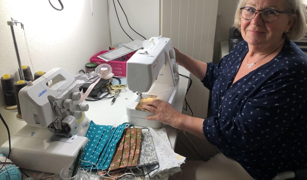 De naaimachine van Marjanne Mulder ratelt maar door, elke dag komen er nieuwe mondkapjes onder vandaan. Foto: Vsk