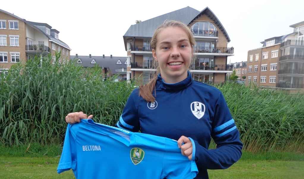 Maaike van Klink uit Voorschoten, met het shirt waar zij komend seizoen mee onder de lat bij ADO zal staan. Foto: Hans Douw