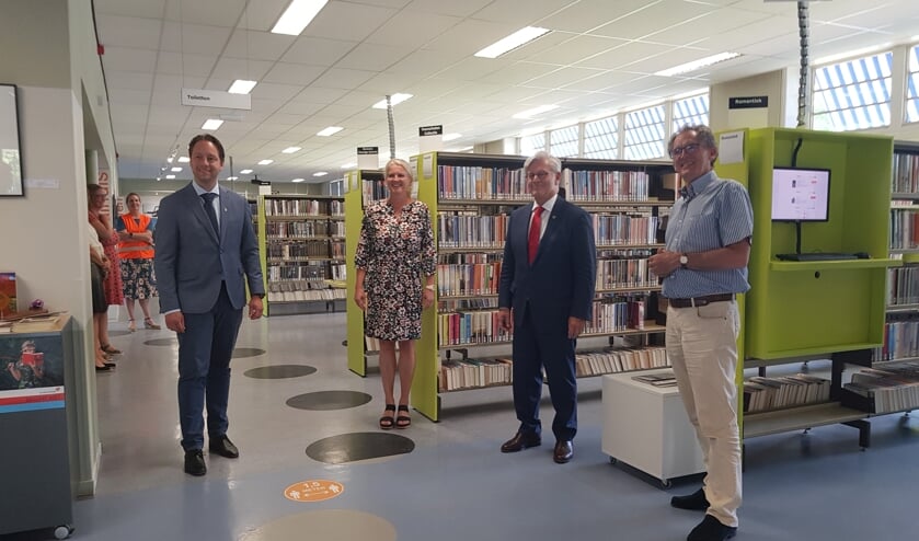 v.l.n.r. wethouder Paul de Bruijn, Mariska Koning (directeur bibliotheek), interim burgemeester Charlie Aptroot, dhr. R. Hooijdonk (bestuurslid bibliotheek). Foto: Gemeente Voorschoten