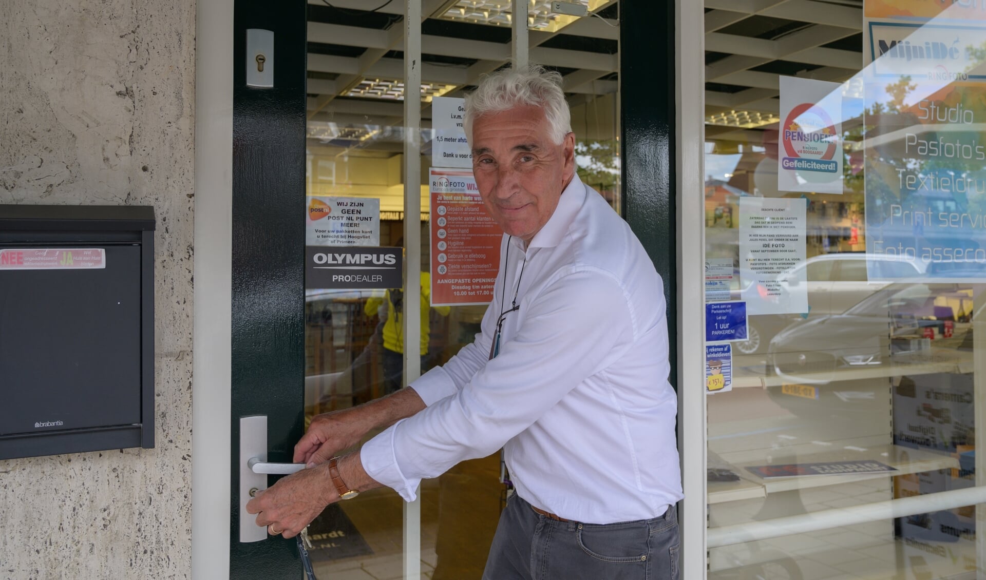 Hans van den Boogaardt sloot vanmiddag voor het laatst de deuren van zijn fotowinkel. Foto's Nelleke de Vries