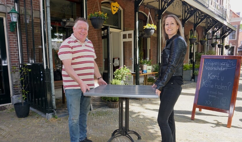 Schuiven met de tafels. Het was nog een heel gepuzzel voor Paul Bruijnzeels van La Casita en Mariette Mol van Het Wapen. Foto: VSK