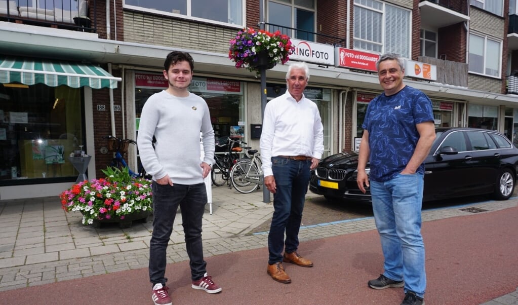 Vader en zoon Jules (r) en Stan Perel nemen de fotowinkel van Hans van den Boogaardt (m) over. Mijn iDé Foto gaat op 1 september open. Foto: VSK