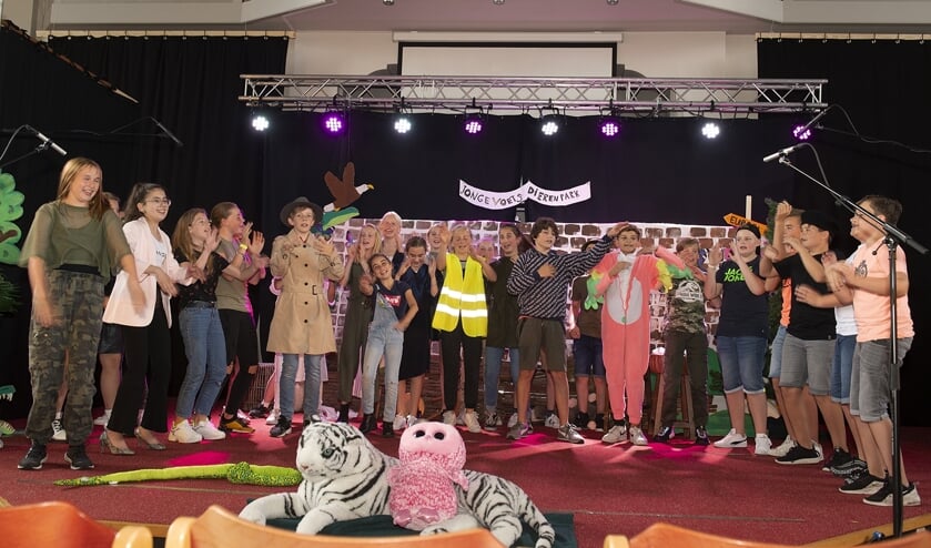 Toch nog een eindmusical voor groep 8 van de Gevers Deynootschool. Foto: De Vertelfotograaf.