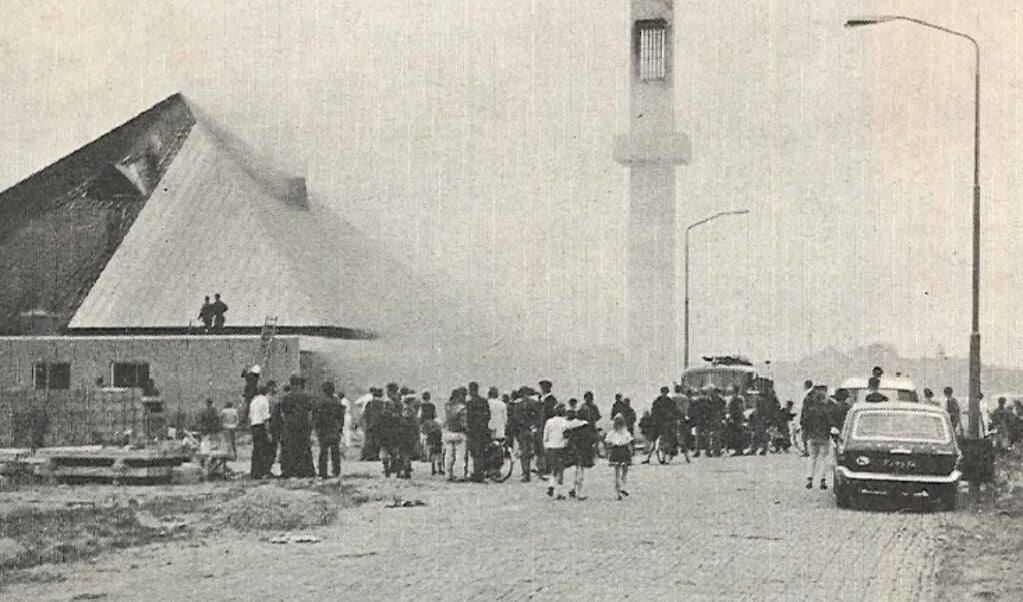 In 1967 was er tot tweemaal toe brand in de destijds nieuwe Moeder Godskerk. Foto: Brandweermuseum Voorschoten