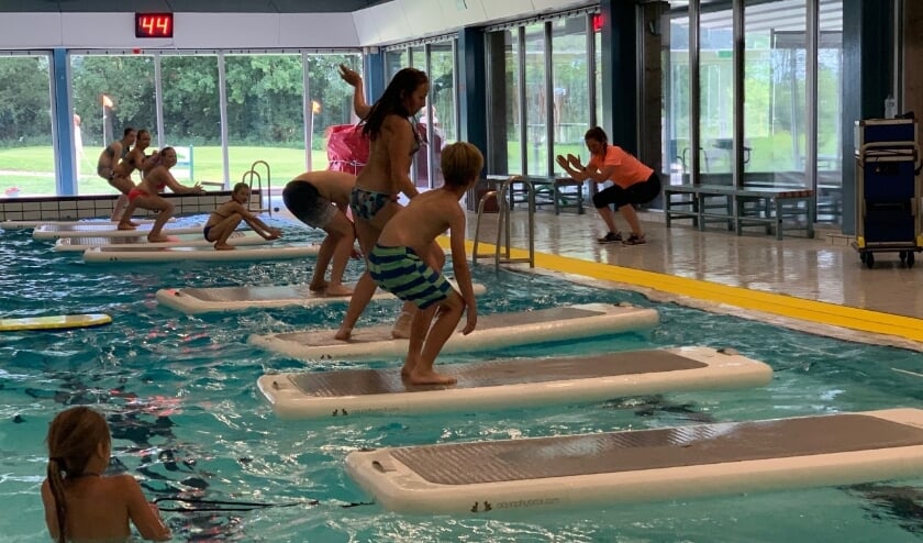 Floatfit4Kids in Het Wedde. Het valt nog niet mee om op de aquabase te blijven staan. Foto: Sportfondsen Voorschoten
