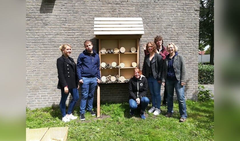 Medewerkers van 'Voorschoten voor de bijen' en cliënten van Zij aan Zij hebben het Bijen B&B ingericht. Foto: PR
