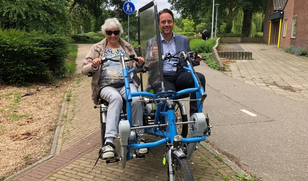 Wethouder Paul de Bruijn maakte als fietsmaatje een tocht met de 92-jarige Nel Hooymans. Foto's: VSK