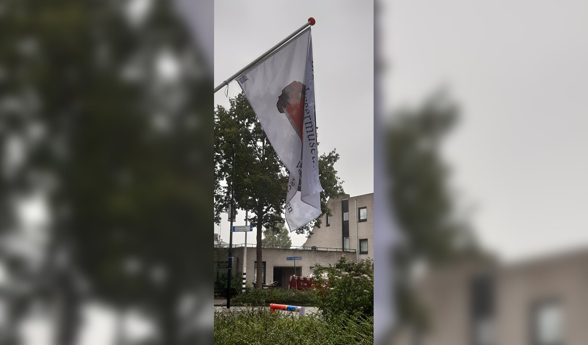 Nieuw is de museumvlag. Als het museum open is, hangt de vlag uit.