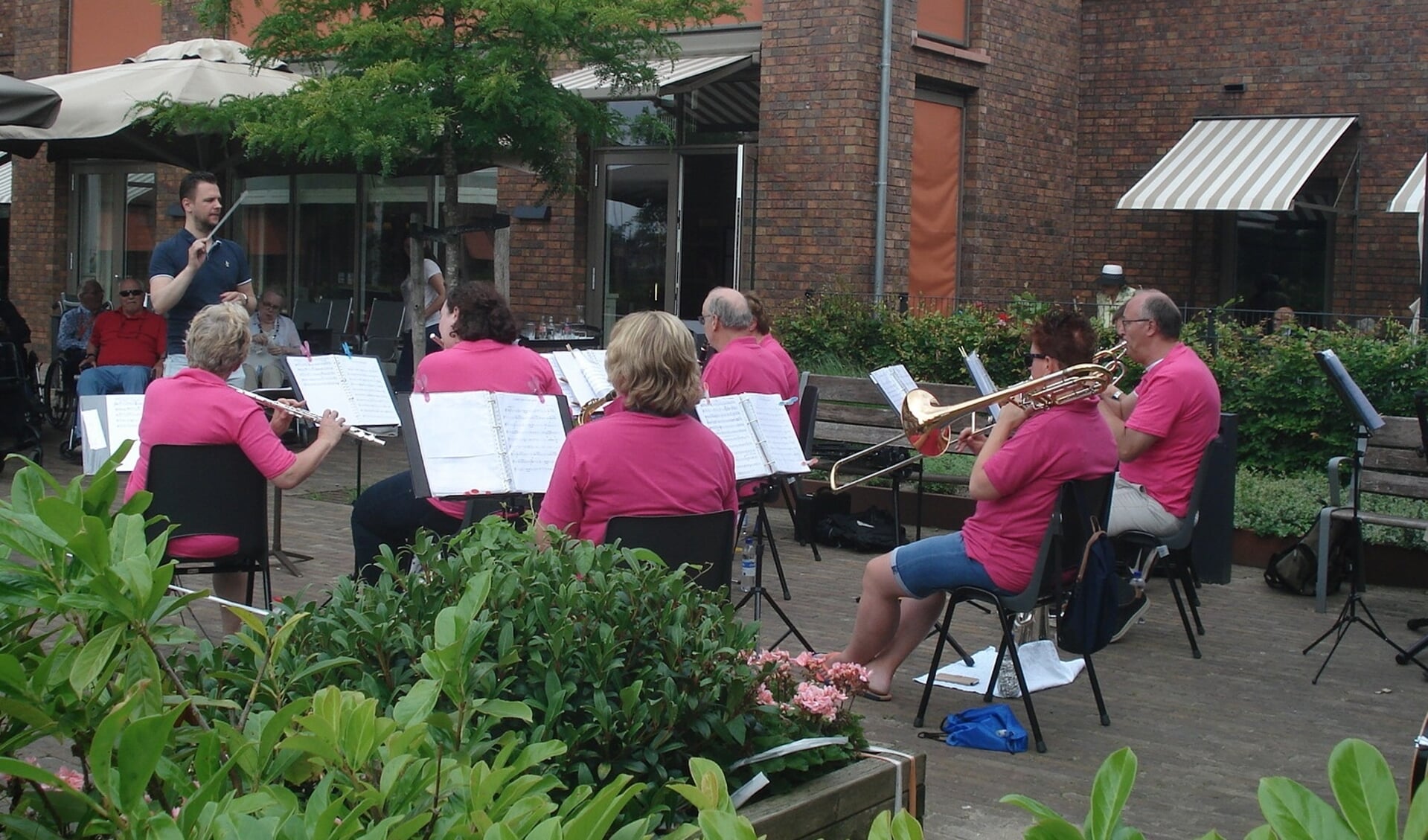 Een ensemble van de Harmonie Voorschoten verzorgde vorige week optredens bij Topaz Vlietwijk en Florence. Foto: Harmonie Voorschoten