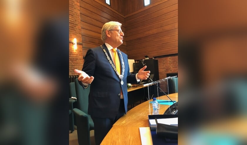 Waarnemend burgemeester Aptroot sprak de gedecoreerden toe. Foto: Gemeente Voorschoten