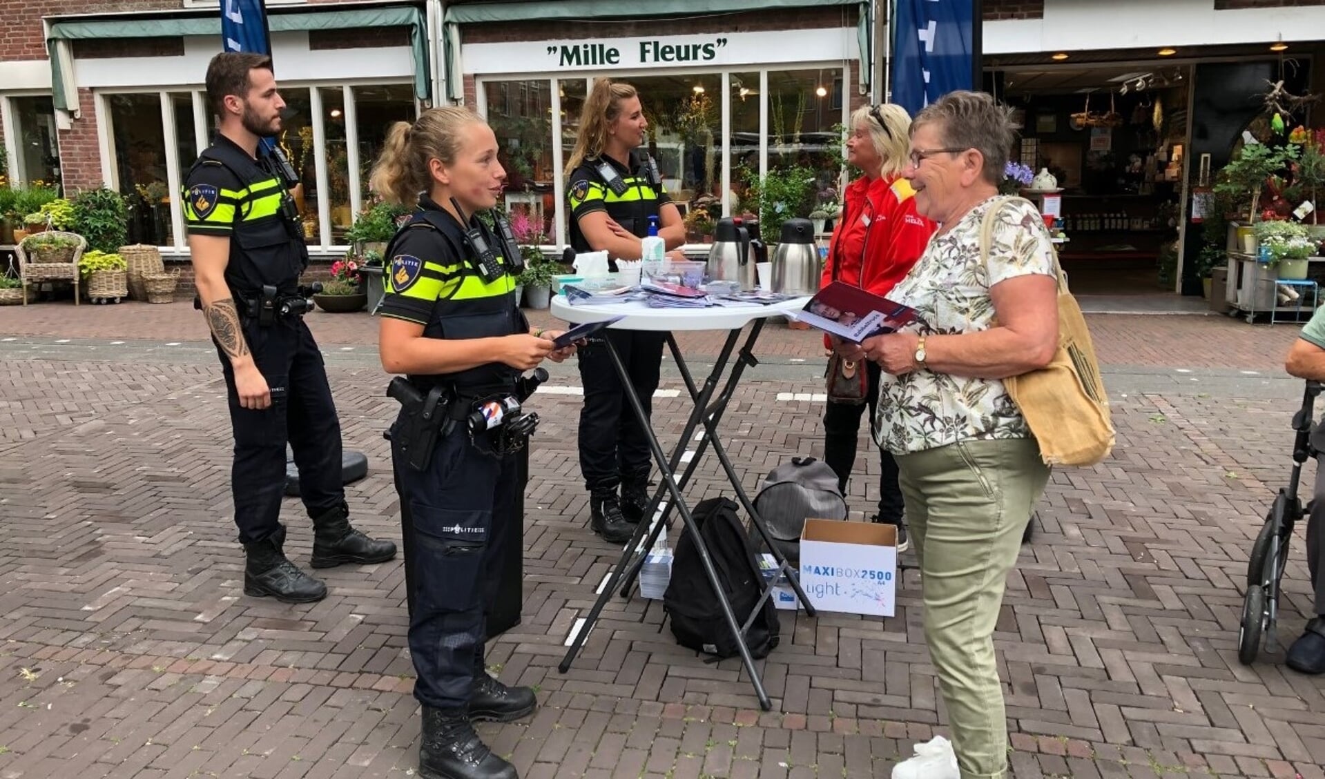 Politieagentes Dominique van Wensveen (voor) en Leila van der Hoek gingen samen met collega Armando de markt op. Foto: VSK