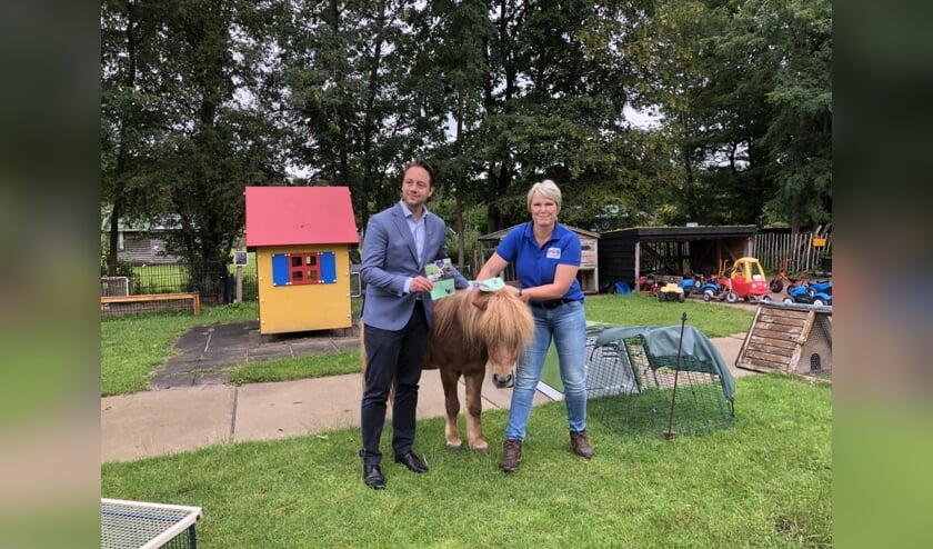 Wethouder Paul de Bruijn en Sandy Seyn